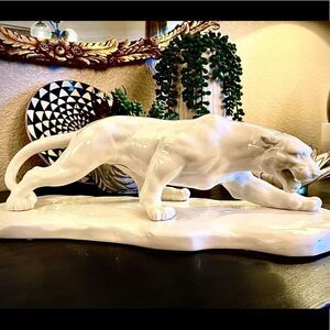 ♥️ RARE Panther, blanc de chine Hollywood Regency mid century figurine.